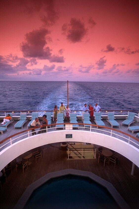 Weekend Sea What to Expect on a Sea Day: Activities, Dining & Relaxation Tips ...